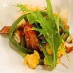 穴子の自家製スモーク　二期滋養卵“純”とルッコラを添えた高原産甘熟トマト　ケッパーとバジル風味の冷たい天使のヘアーパスタ