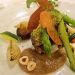 ポルチーニの香りを詰めた北海道産仔牛フィレ肉の木の実焼き　へーゼルナッツとポルチーニの軽いジュとそのチュイル　那須高原産唐もろこしのフランと彩り夏野菜と共に