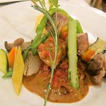 ガーデンレストラン - “秋田比内地鶏キュイジーヌ　２つの味わい”ヨーグルト　蜂蜜とカレー風味の胸肉とカルダモンの香るモモ肉の串焼き　五穀米のピロー　那須高原産唐もろこしのフランと彩り夏野菜