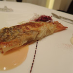 レストラン　シュバル ブラン - パートフィロで巻いた　岐阜　鮎のコンフィ　