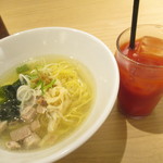 oj珈琲 食べ物屋cafe - モーニングセット　朝塩ラーメンとトマトジュース　５４０円（税込）【２０１８年７月】