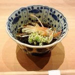 Sushi En - もずく酢 ニンジンの花添え