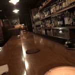 BAR深夜プラス1 - 長いカウンターだ。トイレに行かれた隙にパシャ！
