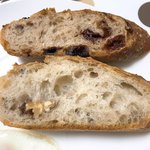 エグ・ヴィヴ - 【2018年06月】上：ドライチェリーとノワゼットのパン、下：くるみパン、の断面。