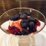 モワルーズ - デザート：ヨーグルトのババロアとブルーベリー