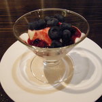 モワルーズ - デザート：ヨーグルトのババロアとブルーベリー
