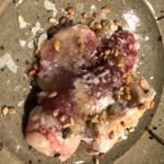 焼き鳥 とりら - 別角度から、色鮮やかな味色に染まった胡麻も加わり五感を刺激します！