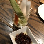 焼き鳥 とりら - 箸休めのスティックサラダに添えられる甘辛の鶏そぼろはおかわりが欲しい位！