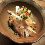 焼き鳥 とりら - 高坂鶏二つの部位刺しと薬味の茗荷載せは見た目も美しい！