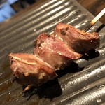 焼き鳥 とりら - 特大ズリに生胡椒と拘り塩を載せられ、思わずウンウンと唸りました！