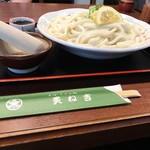 美ね吉 - 生醤油うどん大盛り斜