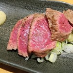 四文屋 - 牛レアステーキ
      どうよ？この赤身…たまらんビジュアル(笑)
      にんにく大量につけてon the ネギでいただきまーす♡
      うますぎ～