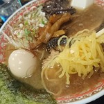 拉麺屋 日昇亭 - 小田原系ぴろぴろな平打ち麺。