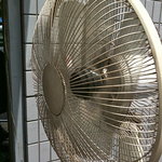 ラーメン二郎 - ③行列の人用の扇風機