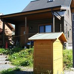 ギャラリーカフェ 手しごと屋 - 赤津会館の駐車場案内看板の近くにあります