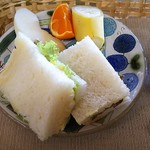 ギャラリーカフェ 手しごと屋 - モーニング（サンドイッチ、フルーツ、ヨーグルト）