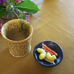 ギャラリーカフェ 手しごと屋 - 昆布茶とお菓子も付きます