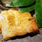 馳走 啐啄一十  - ②太刀魚(熊本県天草産)・唐墨掛け
      産卵期は春～秋、旬は夏。
      炭火で焼いた太刀魚は間違いない美味しさ。
      唐墨の塩味と旨みがベストマッチして、味わいに深みを加えています。