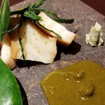 馳走 啐啄一十  - ③煮黒鮑(千葉県産)、川のり(高知県四万十川産)
      黒鮑は柔らかく噛むほどに旨みが拡がり、肝ソースの磯の薫り、川のりの清廉な薫りが鼻腔を抜けていき、夏の到来を感じます。