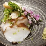 馳走 啐啄一十  - ⑤茹で真蛸(香川県)、毛蟹(北海道産)
      噛めば噛むほど蛸の美味しさが拡がります。
      旬の身が柔らかく甘みのある若い毛蟹をポン酢でさっぱりと旨みを味わいます。