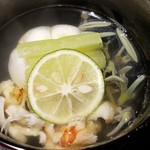 馳走 啐啄一十  - ⑥焼き伊勢海老、玉蜀黍の真薯、蓴菜、利尻根布と鮪節の出汁の椀
      伊勢海老は炭焼きで、甘みが抜群
      玉蜀黍の真薯はゴロッと玉蜀黍が入って甘い一品
      蓴菜はシーズン最後、朝摘みの透き通った寒天質が素晴らしい