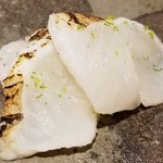 馳走 啐啄一十  - ⑦虎魚(山口県産・7日寝かせ)
      皮付きの虎魚をバーナーでしっかり炙り、炙っている最中から脂の芳ばしい香りが立ち登ります。
      皮はほんのりパリッとしていますが、身はしっとりとして抜群の美味しさです。