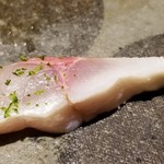 馳走 啐啄一十  - ⑬瀬付き真鯵(愛媛県産・3日寝かせ)
      産卵期は春～夏、旬は秋～冬。
      瀬付きで脂のりも良いですが、身の味わいが濃いです。