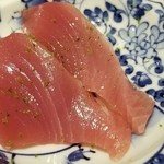 馳走 啐啄一十  - ⑭鰹(静岡県御前崎産・サスエ前田鮮魚店・7日熟成)
      外科医から心臓移植の手法を伝授された技術で心臓だけ取り出して、それから血抜きされた極上の御前崎根付き鰹
      血生臭く無く、身がプルプルと震える程の弾力