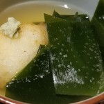 馳走 啐啄一十  - ⑯加賀まる芋(大和芋)の揚げ浸し、若布、真昆布出汁
      春は加賀蓮根饅頭でしたが、今日は加賀まる芋の揚げ饅頭
      真昆布に加えていりこ・鯖節・鰹節・あご出汁で取った出汁は透明感があってクリアな旨みが味わえます