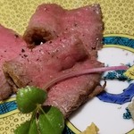 馳走 啐啄一十  - ⑰栃木牛(栃木県産・未経産牝牛・A5)のイチボのローストビーフ
      備長炭でじっくり焼き上げられ肉自体の旨みが増していますし、 芳ばしく薫り立っています。