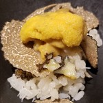 馳走 啐啄一十  - ⑱夏トリュフ(イタリア産)ご飯(プレーン)、黒鮑、毛蟹入り、蝦夷馬糞雲丹をトッピング
      夏トリュフの華やかで艶やかな薫りが立ち昇って来ます。
      黒鮑と毛蟹と雲丹が揃い踏みした贅沢なご飯にニコニコに♪