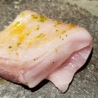 馳走 啐啄一十  - ⑩金目鯛(静岡県焼津産・サスエ前田鮮魚店・16日熟成)の炙り
                産卵期は夏、旬は秋～晩冬。
                オフシーズンとは思えない脂のり、熟成により旨みを引き出した上に、炭火で炙り皮下の脂を活性化した技ありの美味しさ