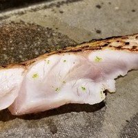 馳走 啐啄一十  - ⑫赤鯥(のどぐろ)(静岡県駿河湾産・サスエ前田鮮魚店・16日熟成)
                皮付きの赤鯥をバーナーでしっかり炙り、脂を活性化させてから登場
                火の通った皮下とレアな部分まで美味しさのグラデーションが楽しめる一品