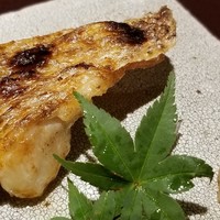 馳走 啐啄一十  - ⑮赤鯥(のどぐろ)(静岡県駿河湾産・サスエ前田鮮魚店・16日熟成)
                  炭火で焼かれているので余分な脂が落ち、表面はパリッとしながらも、箸を入れると湯気が立ち昇る極上の焼き上がり