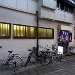 正宗屋 - 入口は２つありましたよ。 こちら側にも沢山の自転車が止まっています。 中は、そこそこ賑わっていそうですよね。