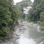 絶景の宿　龍峡亭 - 遊歩道の吊り橋から宿を望む