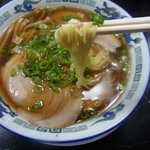 中華そば 信玄 - 麺持ち上げ