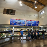 Point Loma Seafoods - 食材としてのシーフードがガラスケースの中にずらっと並べられています。