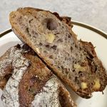 パンやきどころ RIKI - ラム酒に漬け込んだオーガニックの白イチジクとクルミ