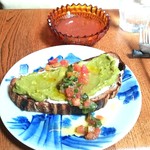 ブリコラージュ ブレッド アンド カンパニー ダイニング・カフェ - ワカモレ、茨城トマト・キュウリ・紫蘇・柚子胡椒サルサのブリコラージュブレッド豆腐サワークリームをスモールサイズで1500-100円。税込み　20180717　まろやかワカモレに柚子胡椒のサルサが合う♪