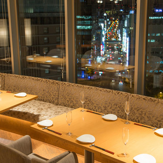 Enjoy a panoramic view of the dazzling night view in an open space