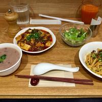 南青山エッセンス - ランチ 1,200円コース　メイン料理：四川風麻婆豆腐（+250円） 主食：雑穀米のお粥 スープor麺：汁なし担々麺 サラダ ソフトドリンク：野菜ジュース
