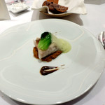 スリオラ - アモンティリャードで蒸した甘鯛　毛ガニと黒ニンニクのピューレ