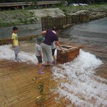 黒羽観光やな - 捕まえた魚は箱の中へ！