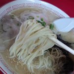 珉子ラーメン - 麺は中細麺ｽﾄﾚｰﾄで、ｴｯｼﾞのないｽｸｴｱ断面の丸麺、加水率中級。