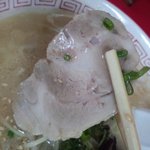 珉子ラーメン - ﾁｬｰｼｭｰ、これ豚ﾓﾓ肉ｯｽよね？素直な旨塩肉味でｽｰﾌﾟの邪魔しない