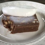 旦念亭 - 冷凍のチョコレートケーキを切ったところ