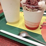 モスバーガー - 玄米フレークシェイクいちごぜんざい(写真右)