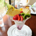 カフェ レックコート - フルーツパフェ❗ﾟ+｡:.ﾟ(*ﾟДﾟ*)ﾟ.:｡+ﾟ