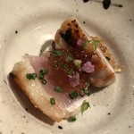 焼き鳥 とりら - ジュレを乗せて分厚い皮に旨味が乗ったムネのたきき